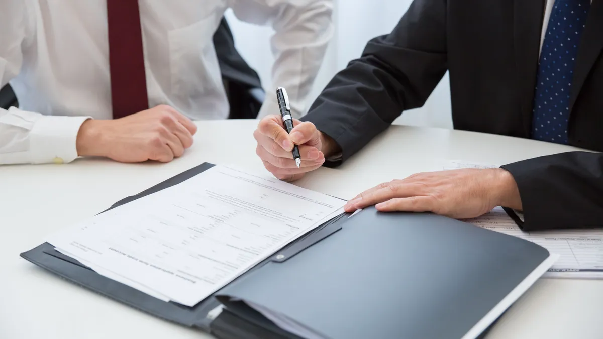 Persoană care semnează un contract