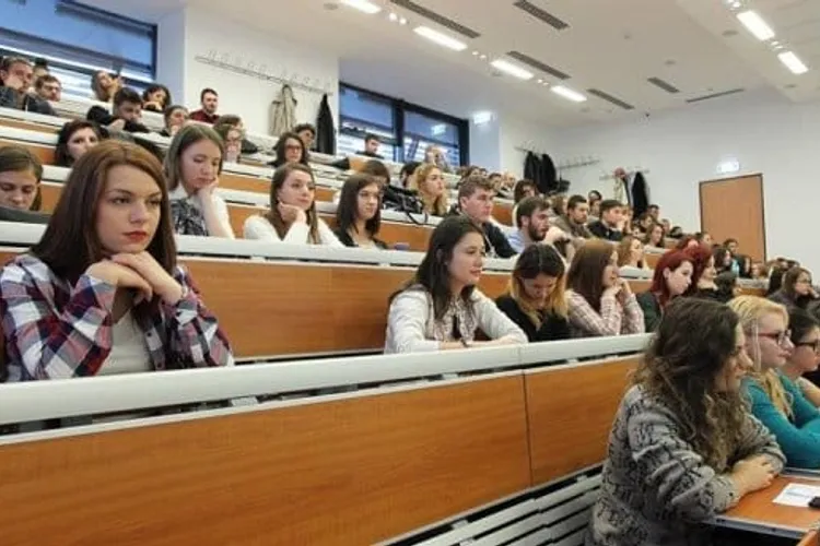 Studenți fericiți la 55 de ani (sursa: ziaruldeiasi.ro)