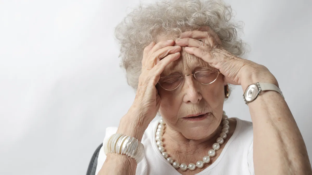 Pensionară, într-o atitudine de îngrijorare