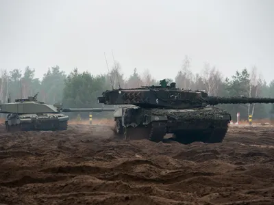 De ce tancul Leopard este cel mai bun din lume. În imagine: Leopard și britanicul Challenger II Foto: ministerul britanic al Apărării