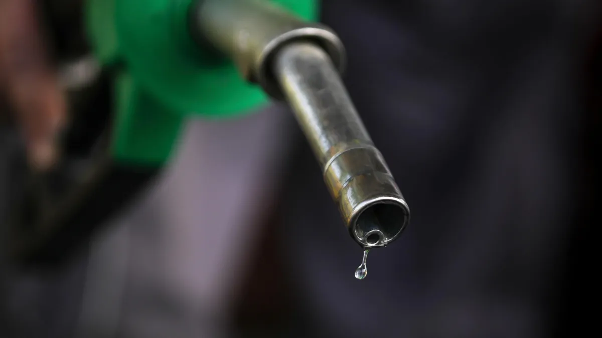 Benzina și motorina, mai scumpe (sursa: Inquam Photos/Octav Ganea)