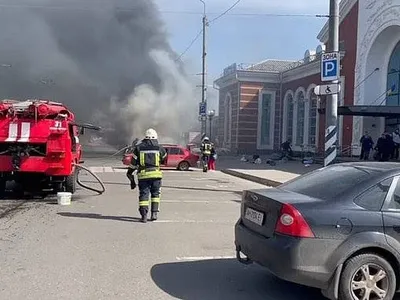 Atac cu rachete asupra unei gări din Ucraina (sursa: Twitter/AziziNaser87)