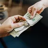 Bani primiți de la părinți sau copii: când poate cere ANAF explicații și când se aplică impozitul de 70%