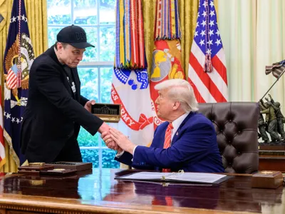 Trump îi taie contractele lui Musk (sursa: Facebook/The White House)