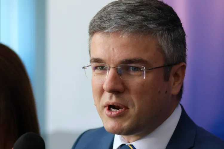 Ministrul USR Darău primește bani publici pentru șase cabinete parlamentare cu zero angajați. Ia și bani de transport, deși e plimbat gratuit de SPP (sursa: Facebook/Irineu Darău)