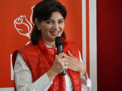 Activistă PSD, nașa președintelui Consiliului Județean, pe cale să ajungă șefă de spital județean. A terminat Literatura germană, la Oradea, la 27 de ani