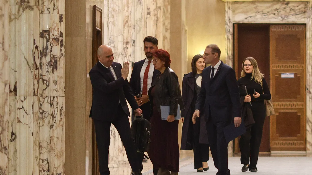 Bolojan îl salută din mers pe Luca Niculescu, care trebuie să găsească bani pentru promisiunile PSD