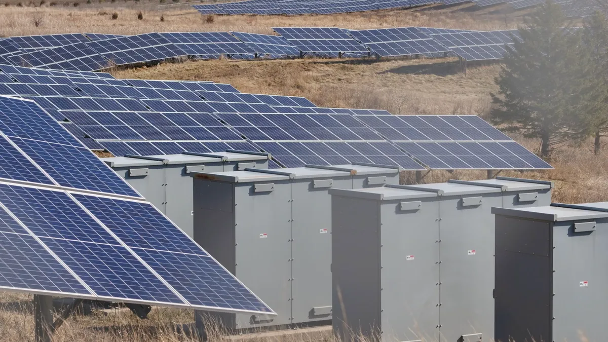 panouri solare pe un câmp