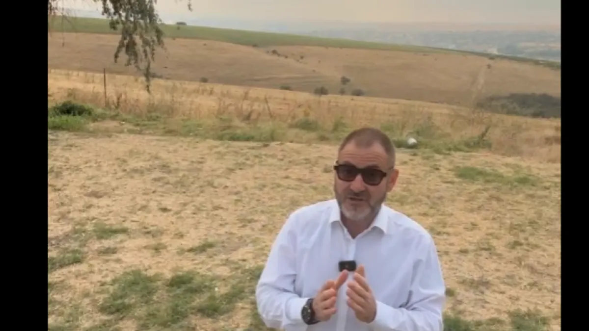 Fostul șef al ANPC, Horia Constantinescu, în genunchi ca să salveze instituția de un presupus atac Foto: Captură video