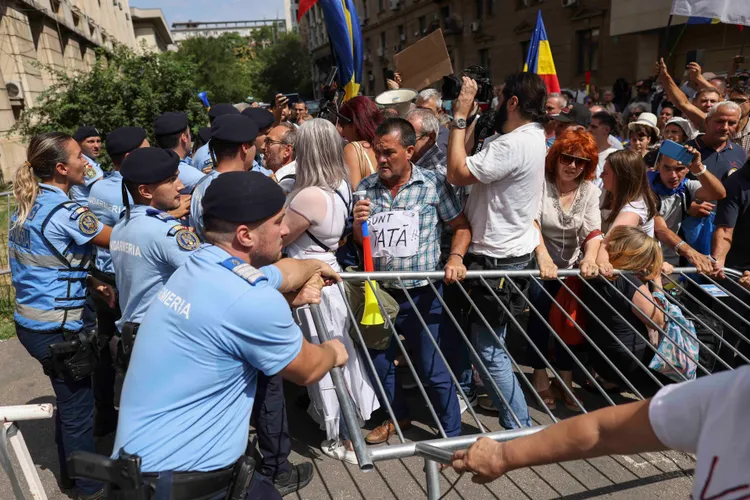 Cetățeni se încaieră cu autorități care încearcă să le protejeze viața Foto: Inquam/ Sabin Cirstoveanu