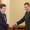 VIDEO De ce se agață Nicușor și Grindeanu unul de celălalt: doar dacă joacă împreună rămân pe funcții („Cum e, de fapt?”, podcastul DeFapt.ro)