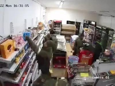 Soldații ruși primesc doar două rații de mâncare pe zi, așa că jefuiesc Foto: Captură video