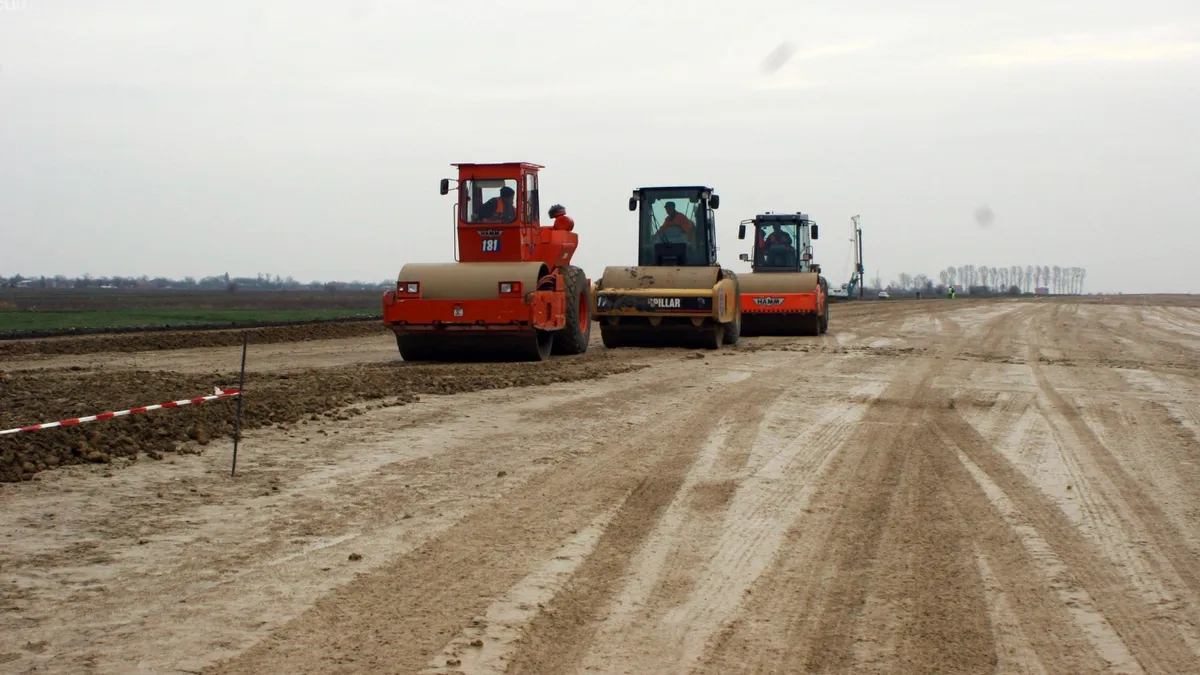 utilaje pe șantierul Autostrăzii A8