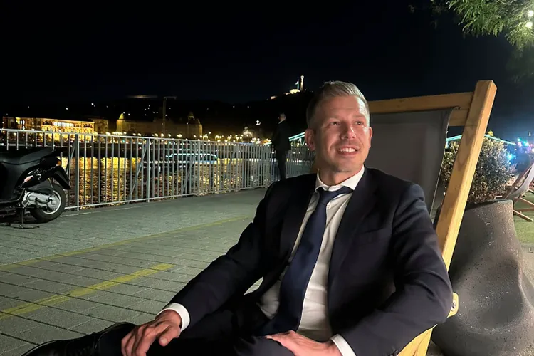 VIDEO Al doilea fost ministru al guvernării Viktor Orban a fost dus azi, în cătușe, în sala de judecată, fiind acuzat de corupție. Premierul Magyar jubilează