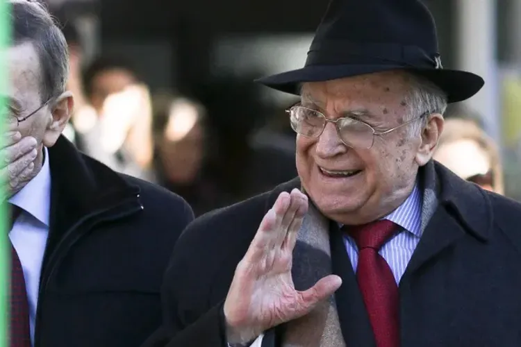 Iliescu, în continuare la terapie intensivă (sursa: Inquam Photos/Octav Ganea)