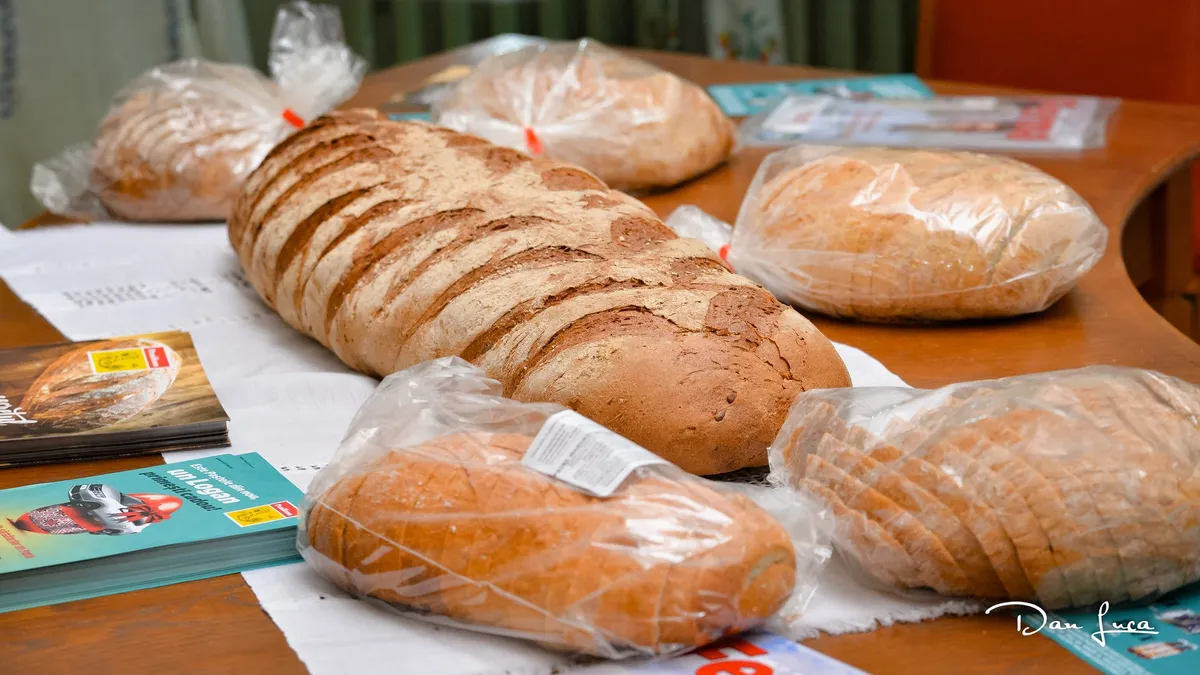 CUG-urile lui Ceaușescu devin patiserii capitaliste (sursa: Facebook/Susţinem Învăţământul Preuniversitar Agricol)