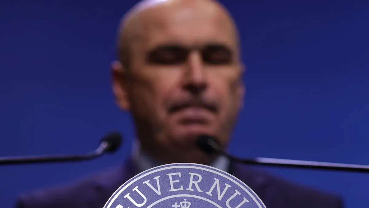 Guvernul Bolojan poate supraviețui peste 45 de zile, demiterea, doar prin moțiune Foto: Inquam/Octav Ganea