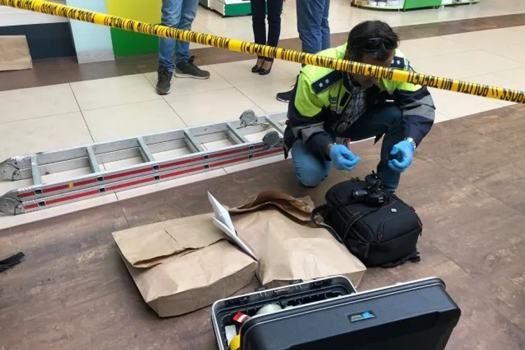 Jaf spectaculos prin acoperiș la Carrefour (sursa: ziaruldeiasi.ro)