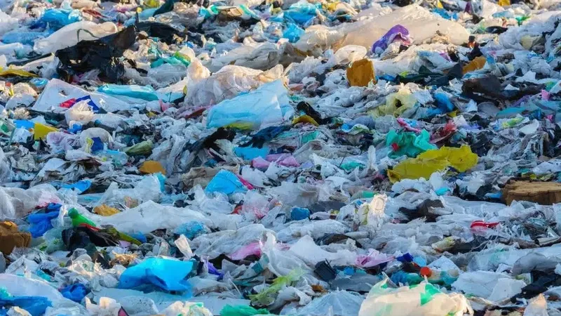 Poluarea cu plastic, tot mai acută în Moldova Foto: Twitter