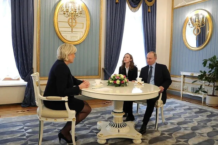 Europa răsuflă ușurată, după ce i-a trecut glonțul putinist pe la ureche: Marine Le Pen își recunoaște înfrângerea în fața lui Emmanuel Macron, deși clamează o "victorie remarcabilă"