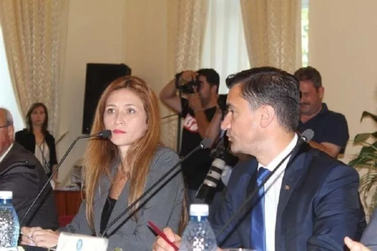 100.000 de lei pentru hărțuire, atât îi cere primarului, în instanță, secretara