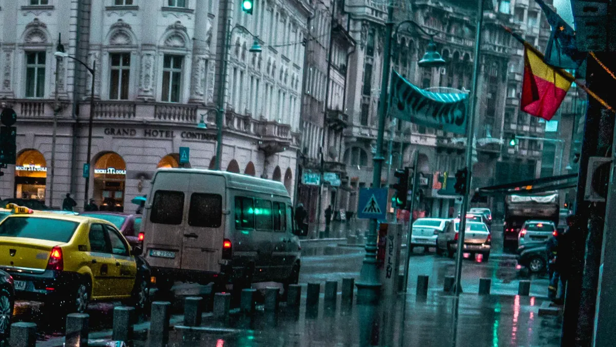 stradă aglomerată din centrul Bucureștiului pe vreme ploioasă