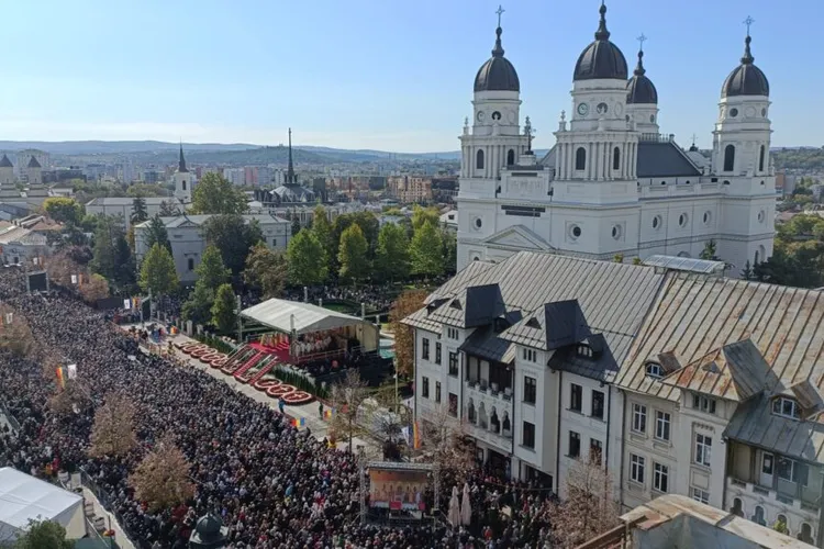 Prezidențiabilii s-au evitat la Sfânta Parascheva (sursa: ziaruldeiasi.ro)