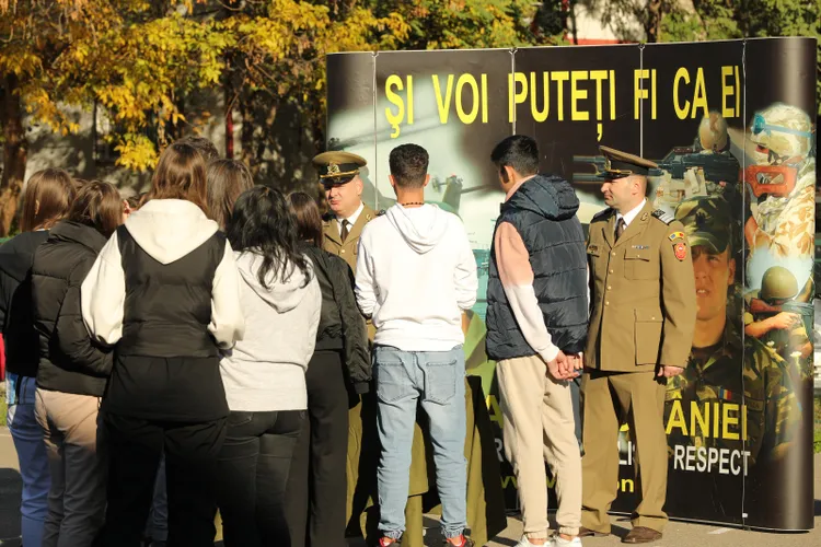 Armata, păzită de civili la Iaşi (sursa: Facebook/Centrul Militar Zonal Iași)