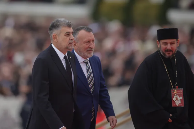 Cine a fost invitat la sfințirea Catedralei Mântuirii Neamului: penali, pesediști de frunte, căpetenii SRI Foto: Inquam/George Calin