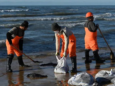 Dezastru ecologic după naufragiul petrolierelor rusești (sursa: X/sanya)