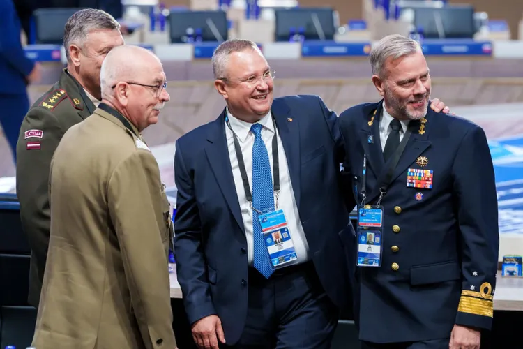 Ciucă, la summit-ul NATO de la Washington DC. Aici, alături de amiralul olandez Rob Bauer, președintele comitetului militar NATO Foto: Facebook