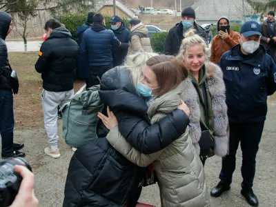 GALERIE FOTO Maia Sandu, la granița cu Ucraina, îmbrățișând refugiații Foto: Facebook Maia sandu