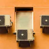 Aer condiționat, copertină sau cameră pe fațada blocului: greșeli care pot aduce amenzi de până la un milion de lei