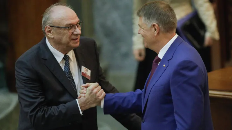 Klaus Iohannis decorează judecători ai CCR (sursa: Inquam Photos/George Călin)