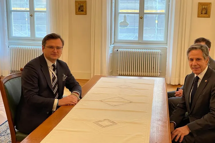 Contre Ucraina - UE pe sancționarea Rusiei. În imagine, Dmitro Kuleba, ministrul de Externe ucrainean, și Antony Blinken, secretarul de stat SUA, în dreapta (sursa: Twitter/Dmytro Kuleba)