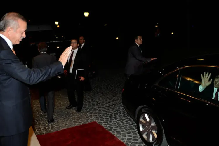 Suveranistul Ponta a ascuns tricoul echipei Turciei sub cel al României în filmarea de pe Facebook Foto: gov.ro