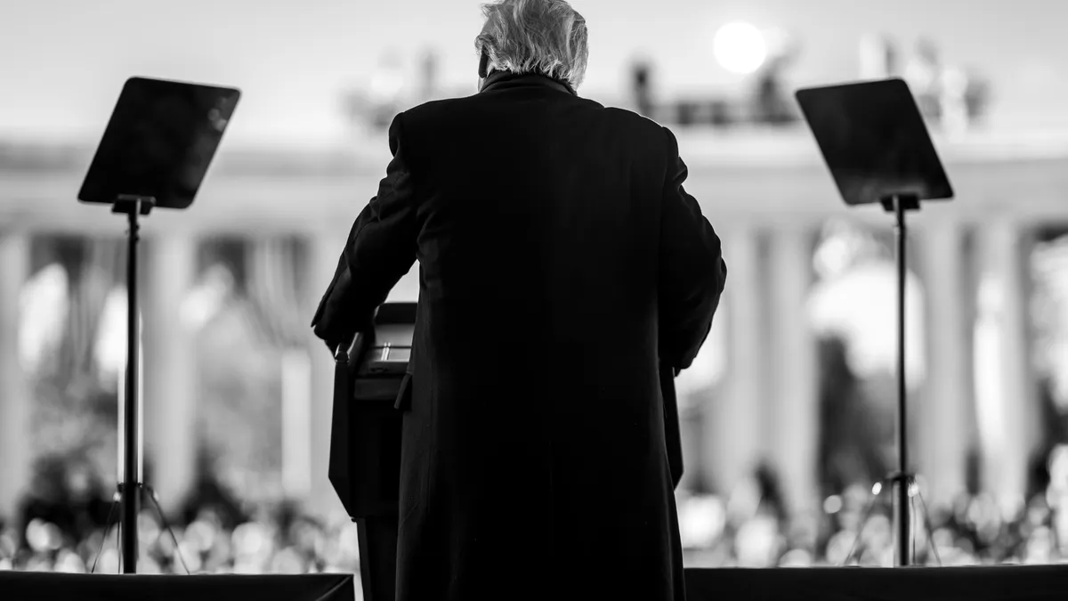 Trump amână din nou sancțiunile pentru NIS (sursa: Facebook/The White House)