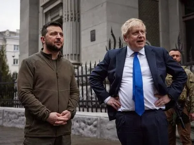 Boris Johnson a condus licitația la care s-a vândut hanoracul lui Zelenski Foto: Twitter