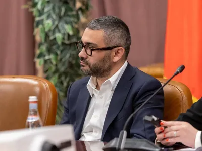 VIDEO Cum a sabotat ministrul PSD Manole reforma salarizării, necesară pentru primirea banilor din PNRR (Dragoș Pîslaru, invitat la podcastul „Cum e, de fapt?)
