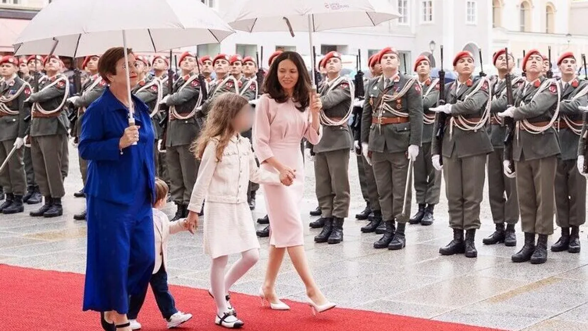 Moda românească, purtată la nivel prezidențial (sursa: ziaruldeiasi.ro)