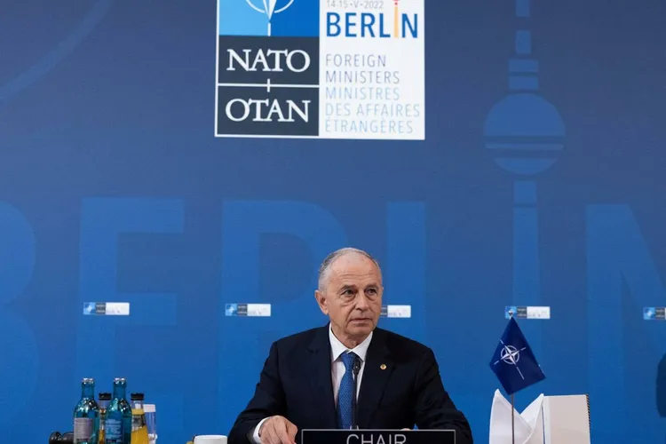 Securitatea cibernetică noul tip de război (sursa: Facebook/MirceaGeoana)