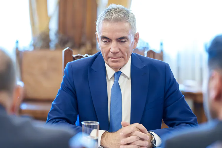 O firmă a vicepremierului Anastasiu a mituit o funcționară ANAF timp de opt ani. Bolojan încă nu-l demite pe omul de afaceri