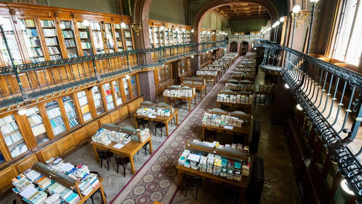 Turiștii, acces imposibil în templul cărților (sursa: ziaruldeiasi.ro)