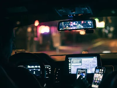 Firmele de ridesharing angajează masiv la negru (sursa: Pexels/Erik Mclean)