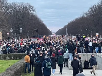 Berlinezii protestează contra coaliției cu AfD (sursa: X/Zentrum für Politische Schönheit)