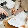 Restanțele la întreținere în 2026: cât cresc penalitățile și după câte zile te poate da asociația în judecată