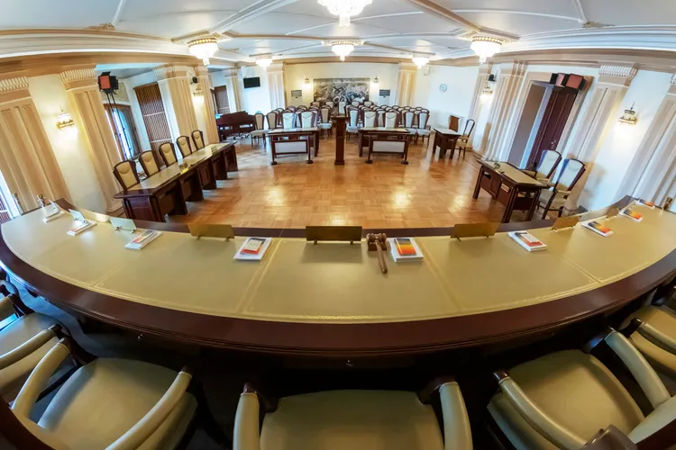 CCR amână sesizările pe trei legi din pachetul II de măsuri asumate de Guvern Foto: CCR