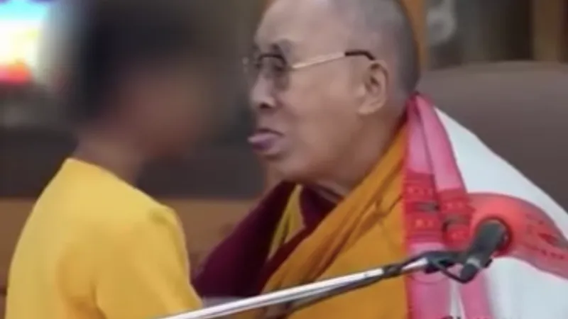 Dalai Lama, unui băiețel Suge-mi limba (sursa: India Today NE)