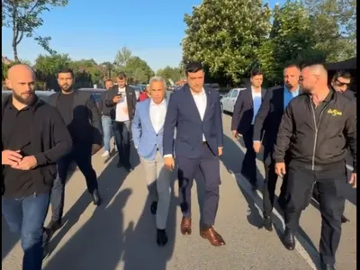 Simion și Georgescu au venit la vot înconjurați de o mică armată de bodiguarzi Foto: Captură video