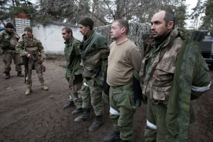 VIDEO Dezertări în masă din forțele ruse din Ucraina: unii - în prizonierat, alții - spre Rusia, pe jos (Express UK)